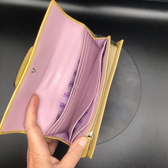 COACH PENELOPE EMBOSSED BEIGE SIGNATURE SLIM ENVELOPE PATENT LEATHER - Picture 6 of 10